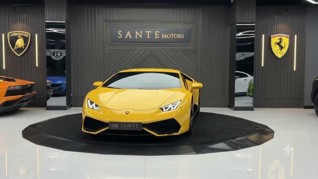 A car on a YılPlat car showroom turntable