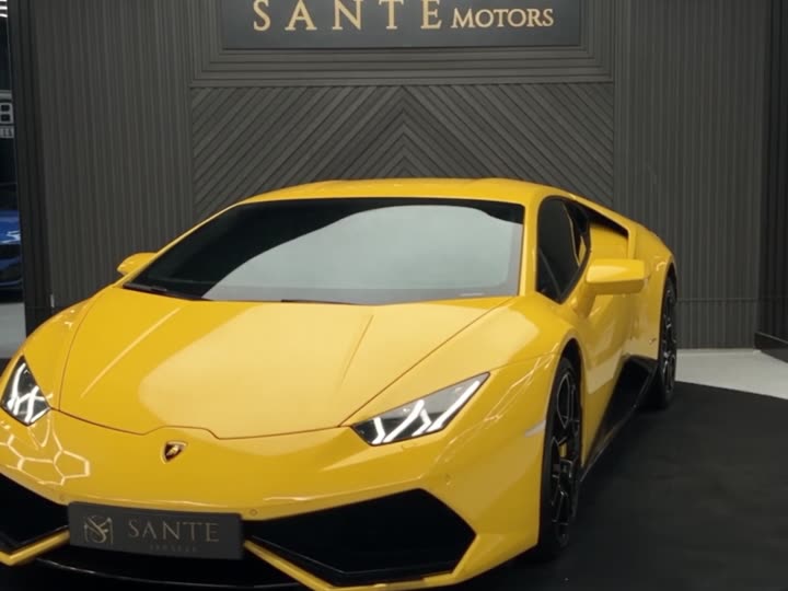 Lamborghini Huracán turning on a YilPlat at Sante Motors, frame 3