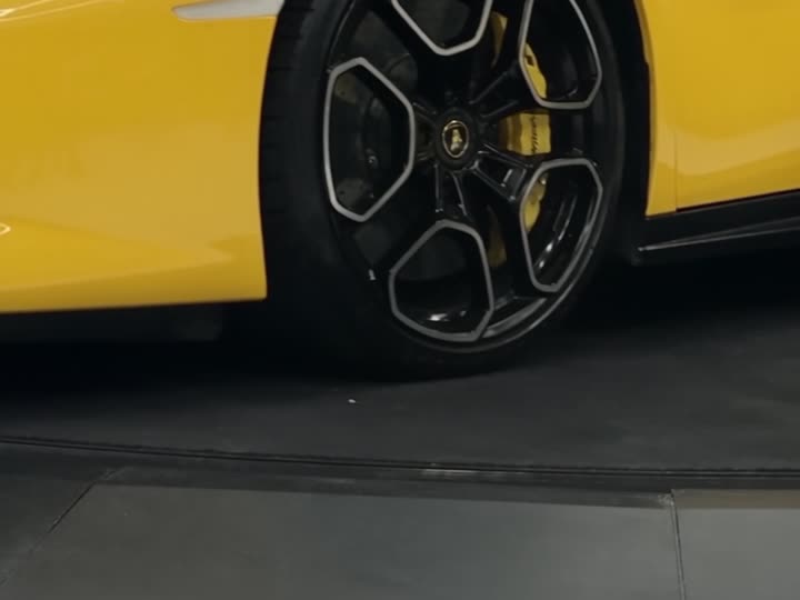 Lamborghini Huracán turning on a YilPlat at Sante Motors, frame 5