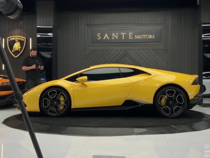 A Lamborghini Huracán in profile on a black YilPlat car turntable at Sante Motors