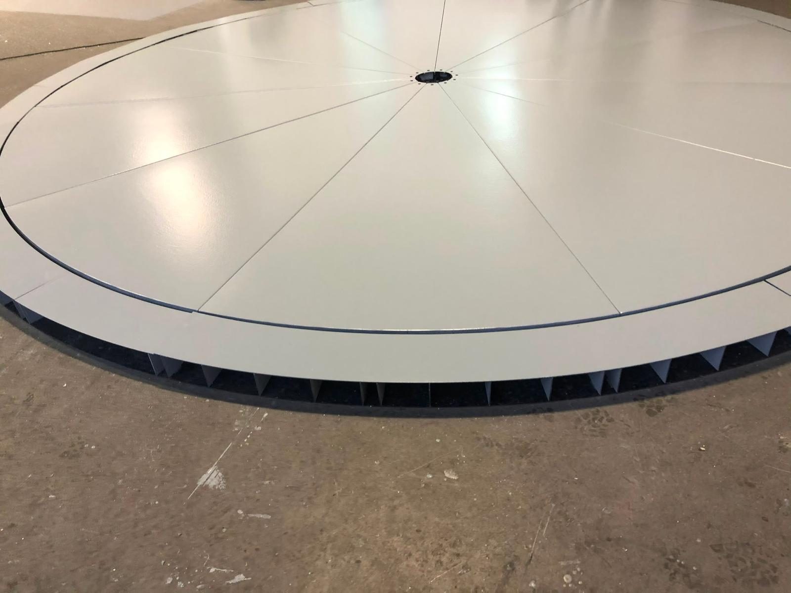 A finished YılPlat platform: the seams of the 11 panels and the 8.5 cm edge
